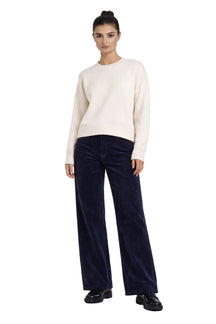 Pantalon jambe droite bleu marine à jambe large, porté avec un chandail crème pour femme par Carreli Jeans, vue de face
