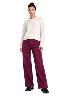 Vue de face d’un pantalon bourgogne à jambe large avec cinq poches et passants pour femme par Carreli Jeans