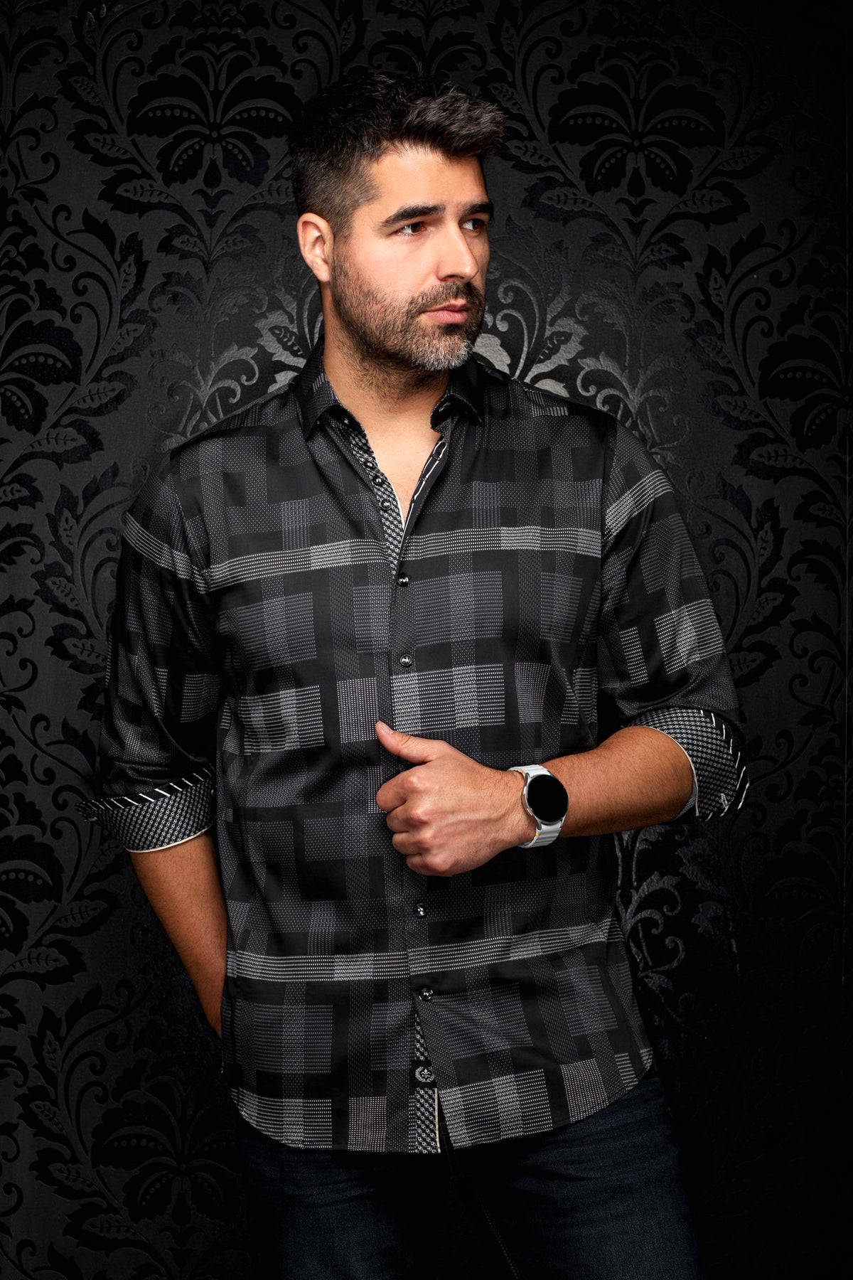 Sur mannequin de face, la chemise boutonnée noire et grise à carreaux géométriques pour homme par Au Noir