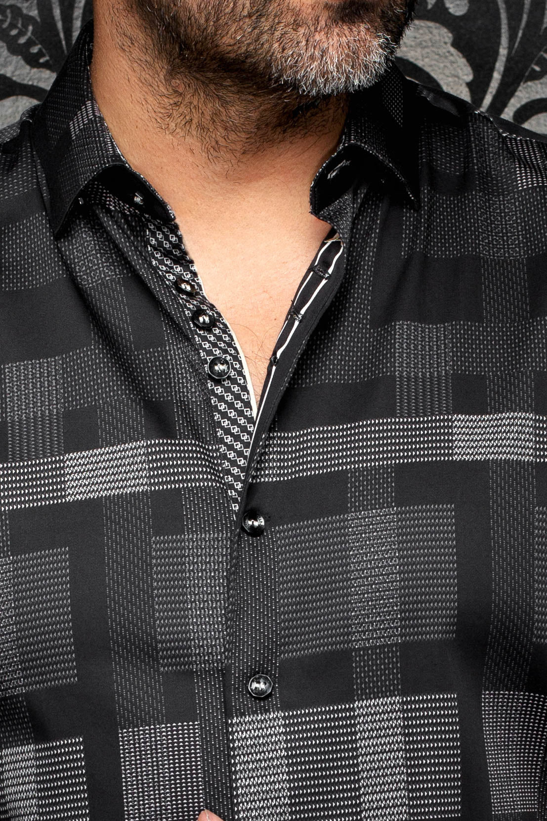 Col, de la patte boutonnée et garniture contrastante de la chemise pour homme par Au Noir, en gros plan