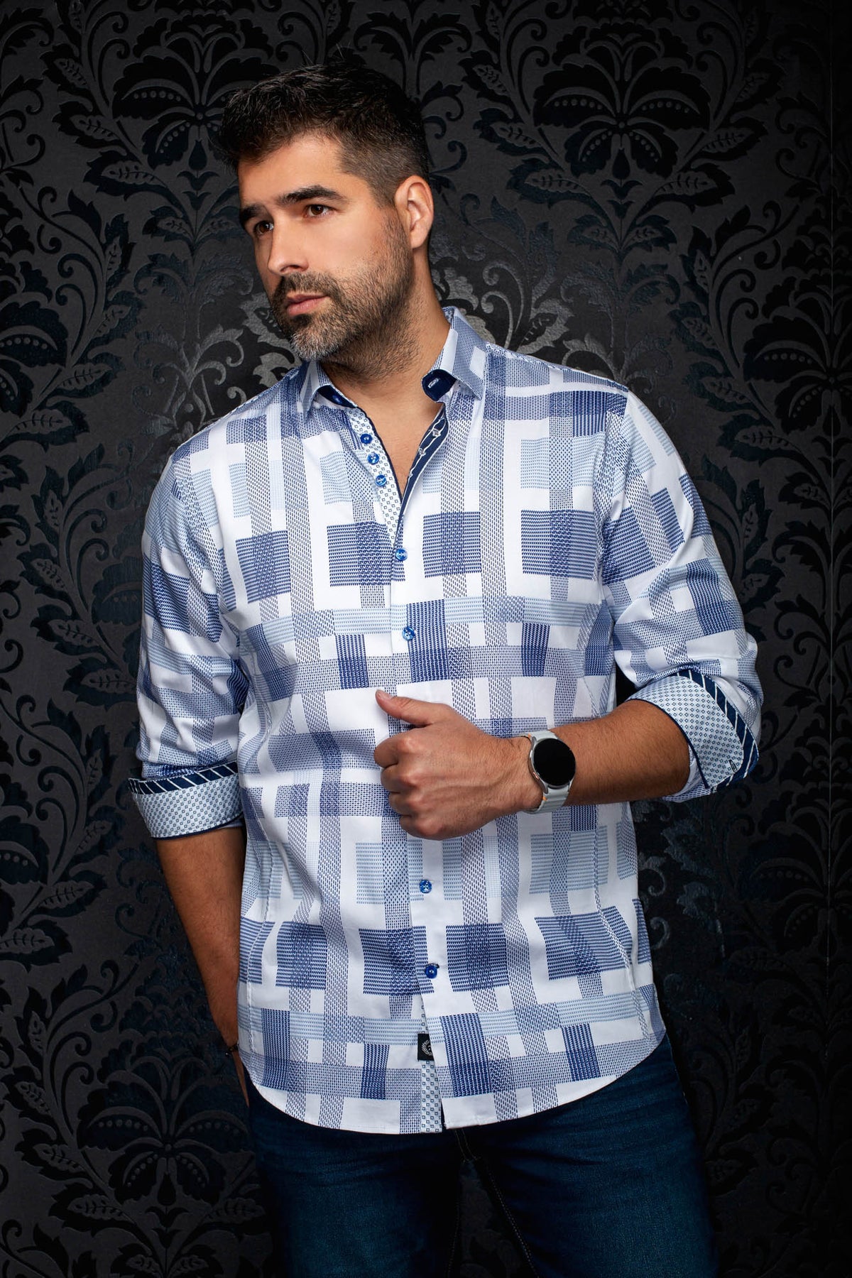 Chemise boutonnée blanche et bleue à carreaux, manches roulées et poignets contrastants pour homme par Au Noir, vue de face