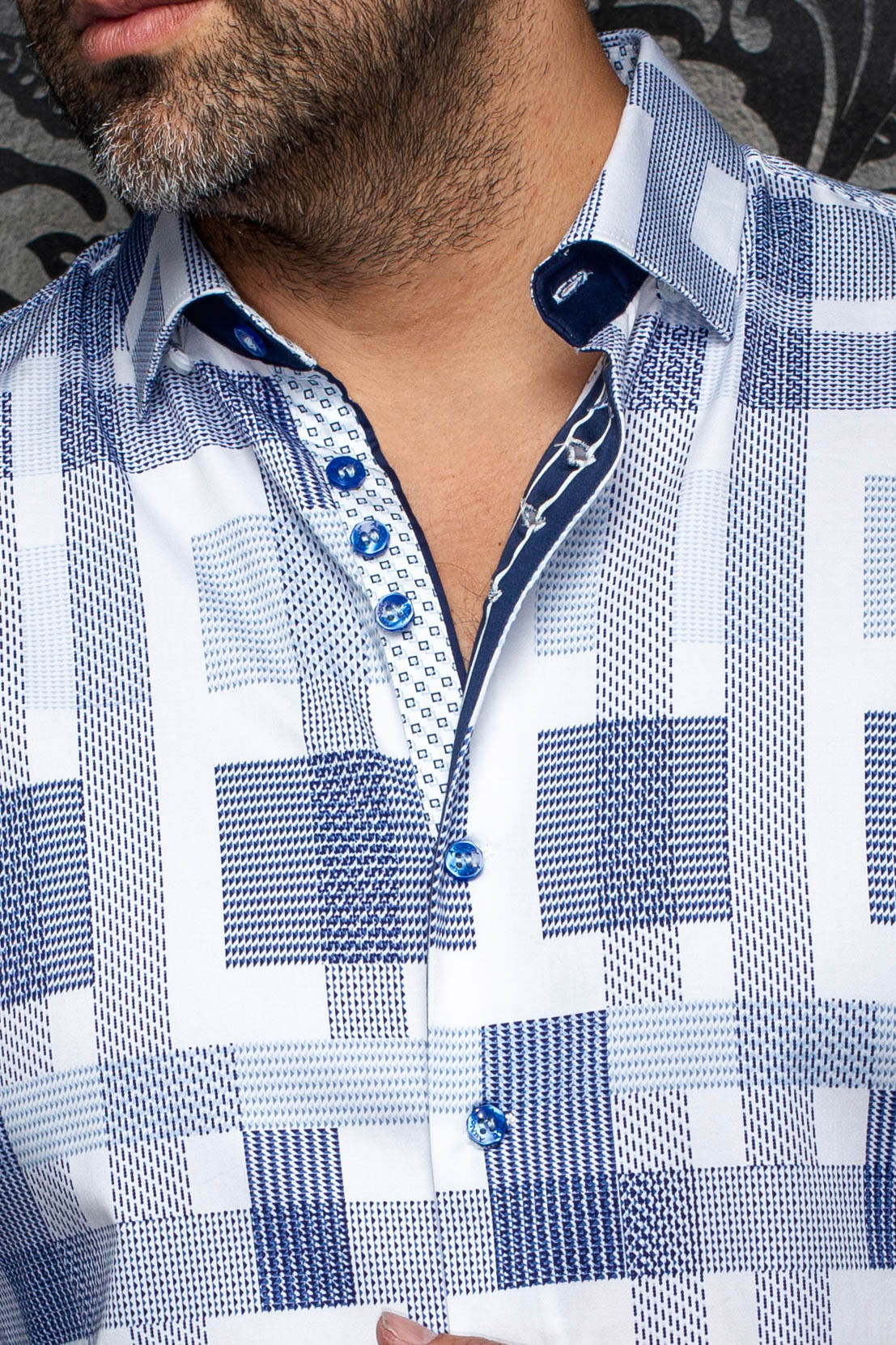 Gros plan d’une chemise boutonnée blanche et bleue à carreaux, avec col contrastant et boutons bleus pour homme par Au Noir