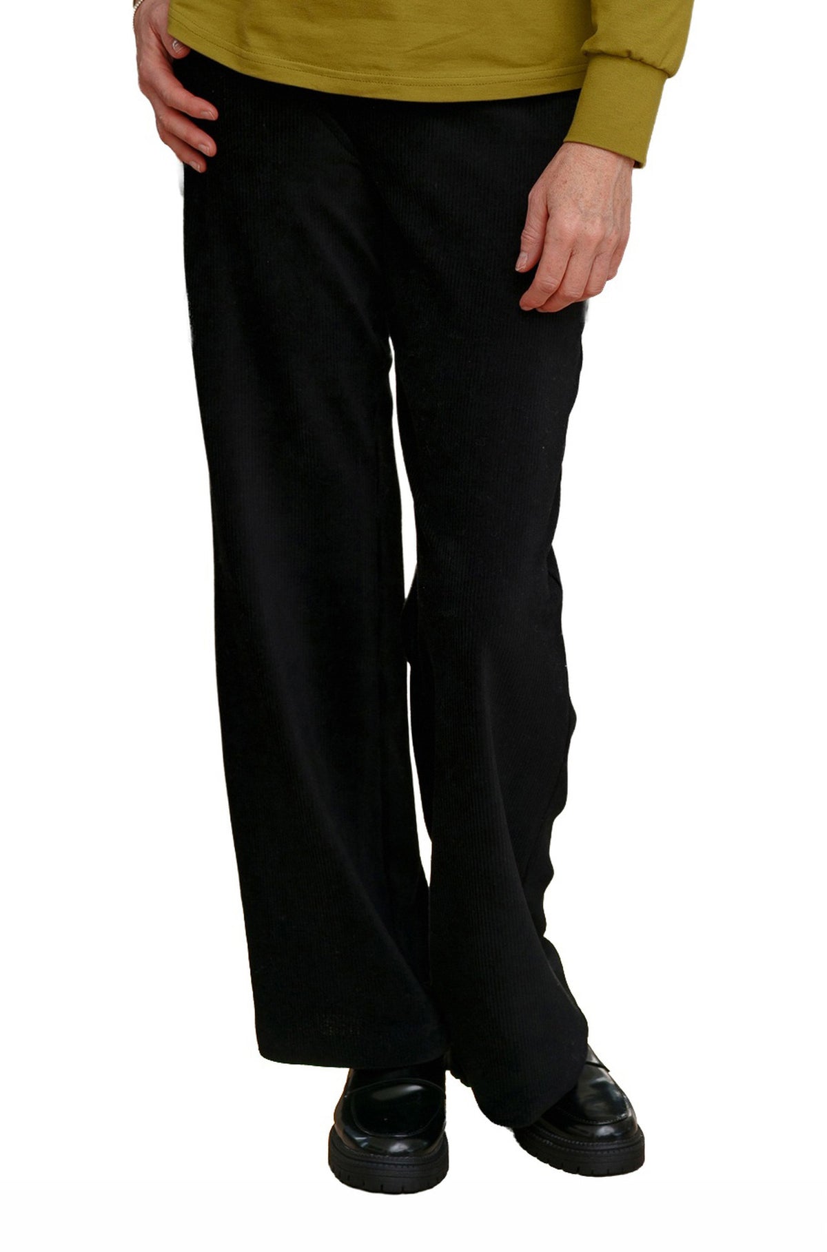 Vue rapprochée de face d’une pantalon jambe large noir à jambes larges pour femme par Rien ne se perd, tout se crée