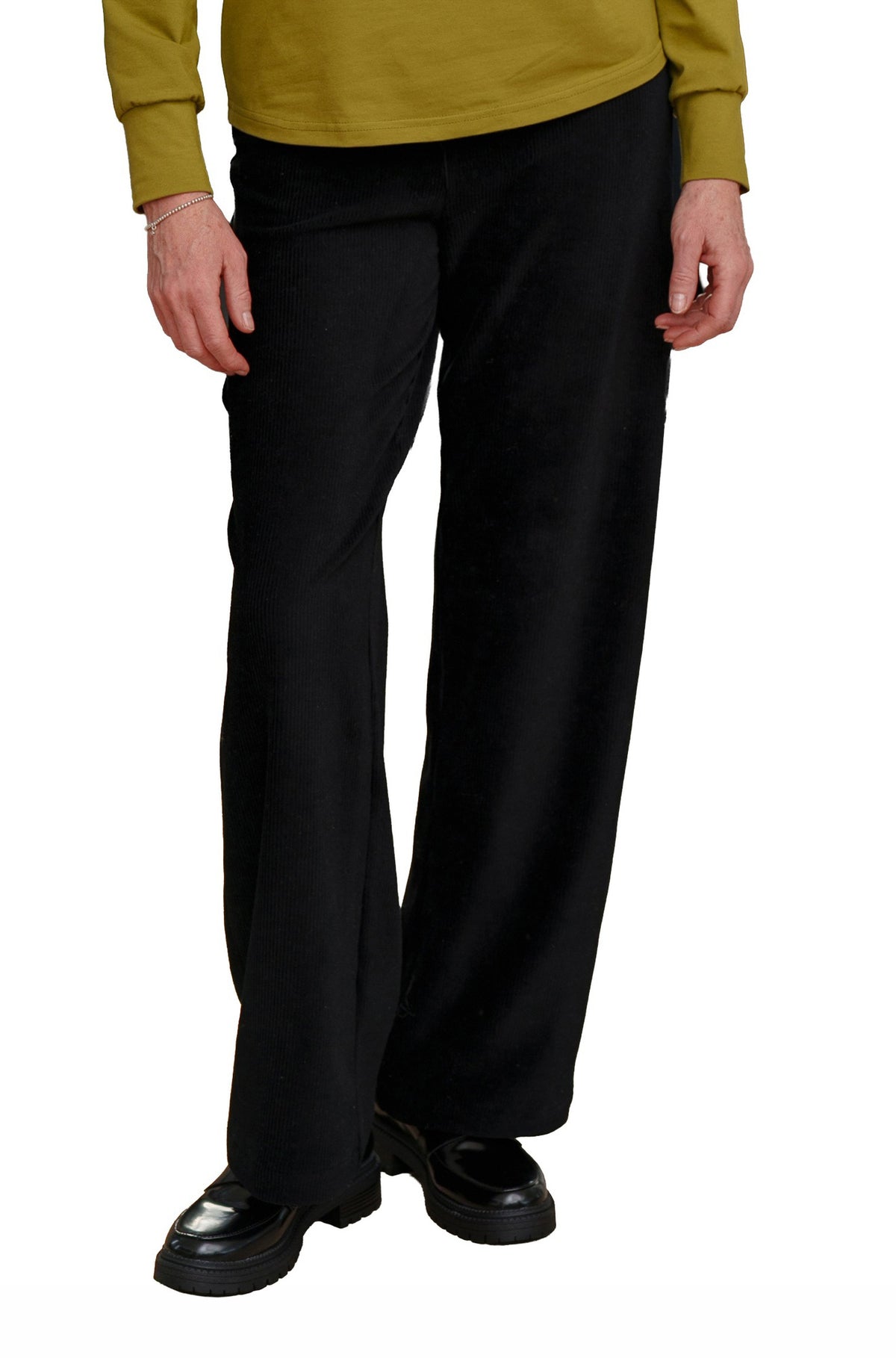 Pantalon jambe large palazzo noir à jambes larges pour femme par Rien ne se perd, tout se crée, vue de face