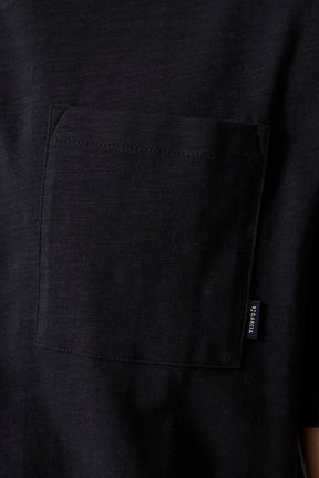 Poche poitrine du T-Shirt noir avec étiquette Garcia et texture tricotée pour homme, en gros plan