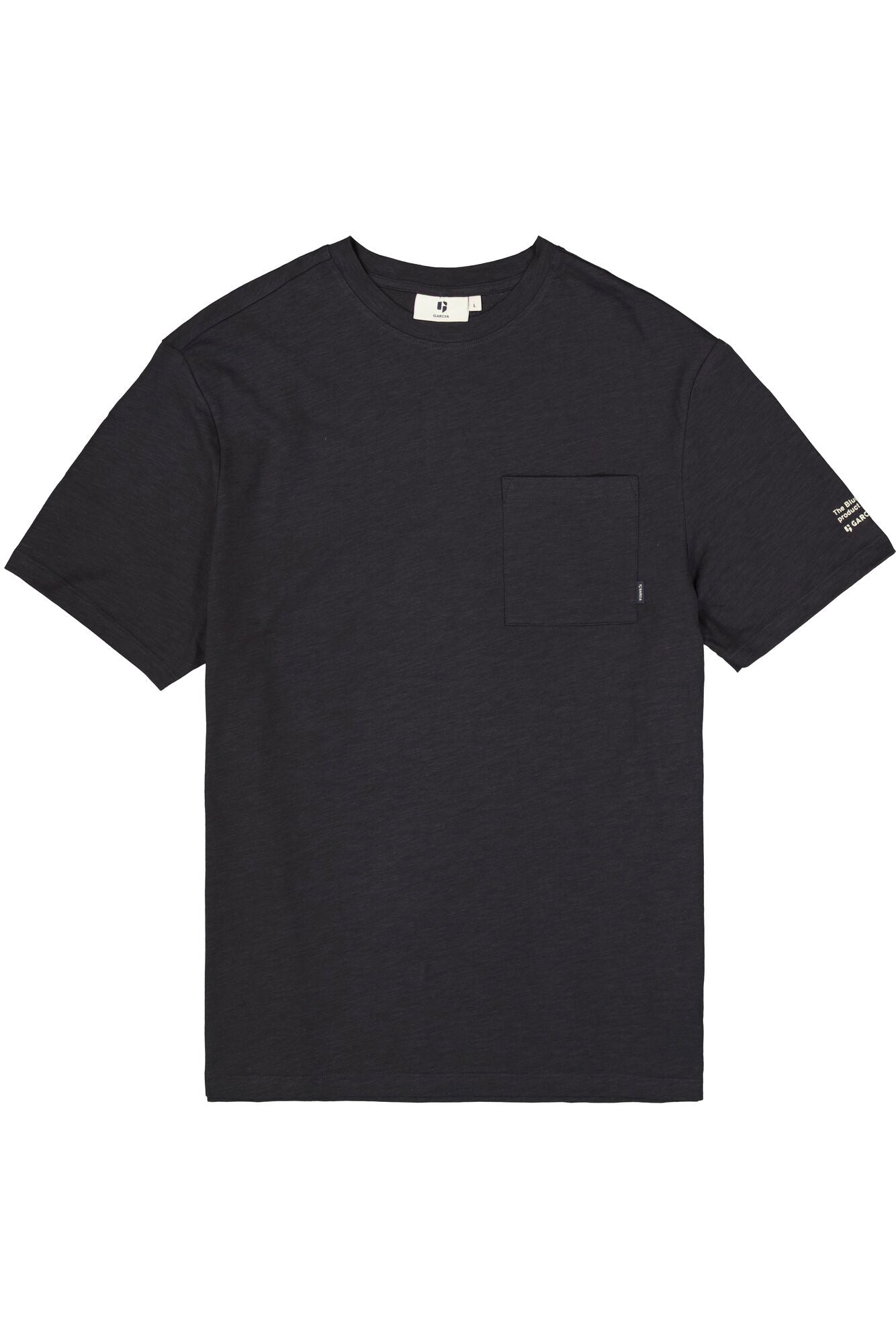 T-Shirt noir à col rond vu de face, avec poche poitrine et petit logo blanc sur la manche pour homme par Garcia