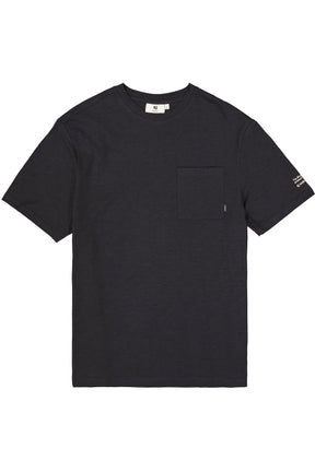 T-Shirt noir à col rond vu de face, avec poche poitrine et petit logo blanc sur la manche pour homme par Garcia