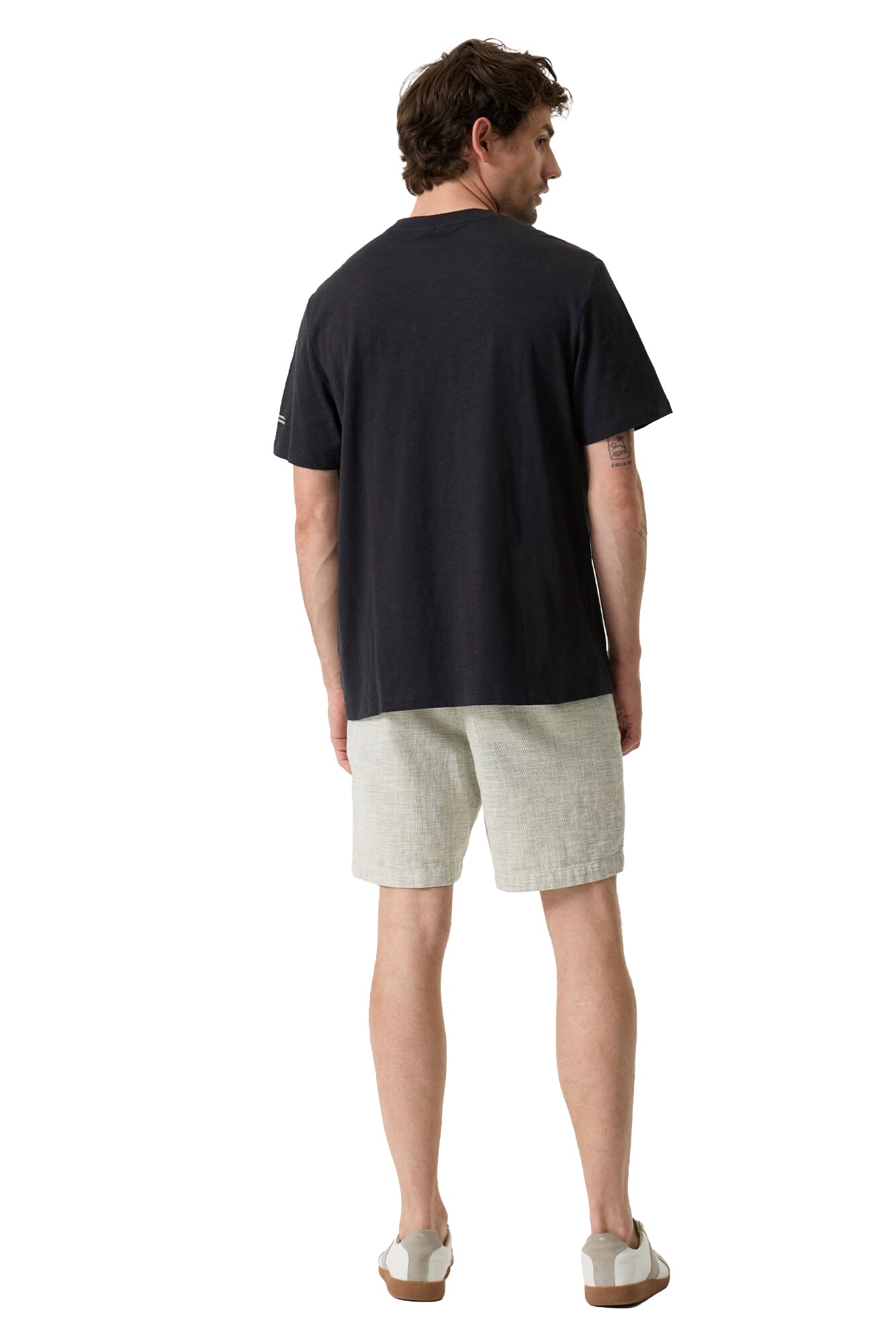 T-Shirt noir à manches courtes vu de dos sur modèle, avec dos uni et ourlet droit pour homme par Garcia