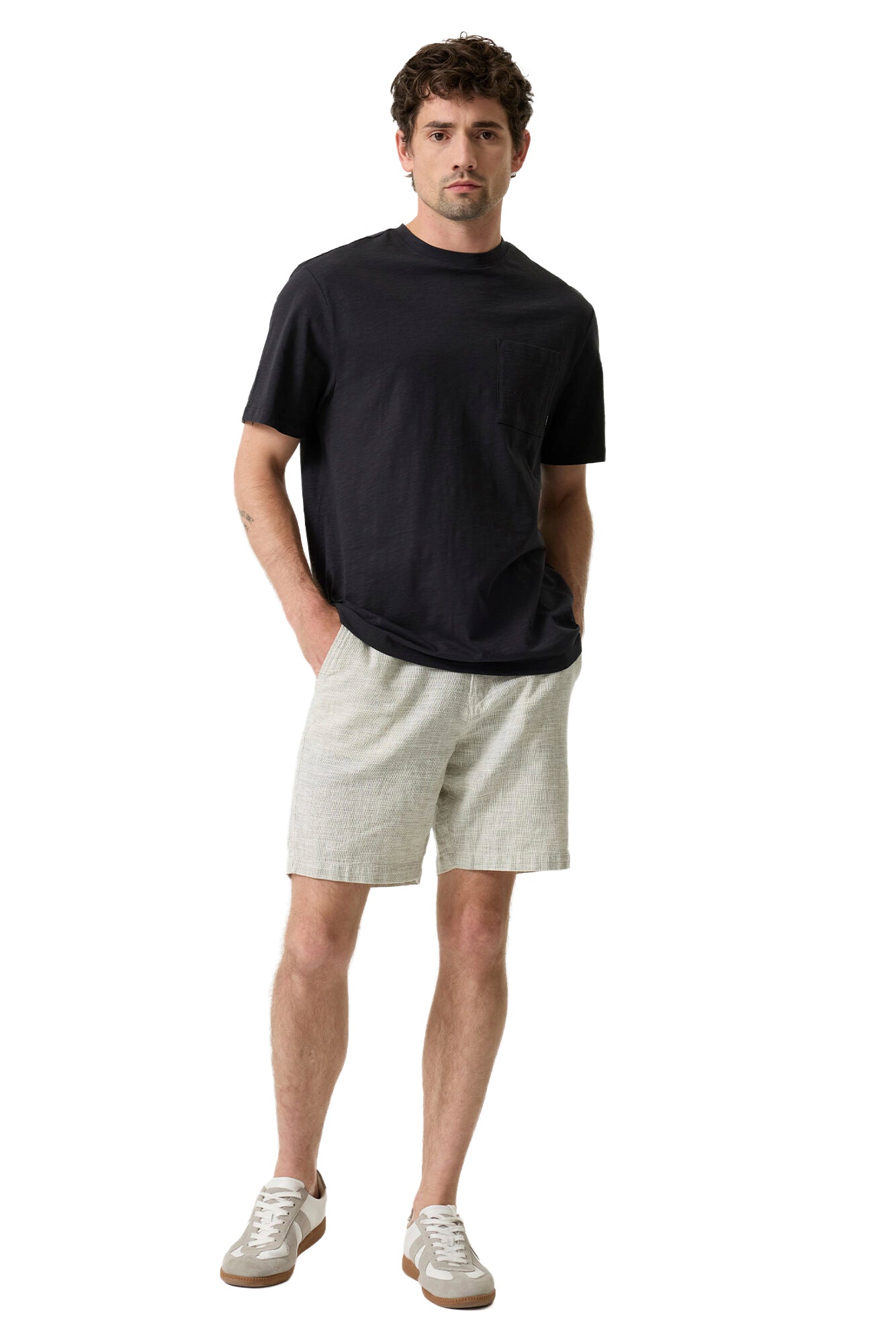 T-Shirt noir à col rond vu de biais sur modèle, avec poche poitrine et coupe décontractée pour homme par Garcia