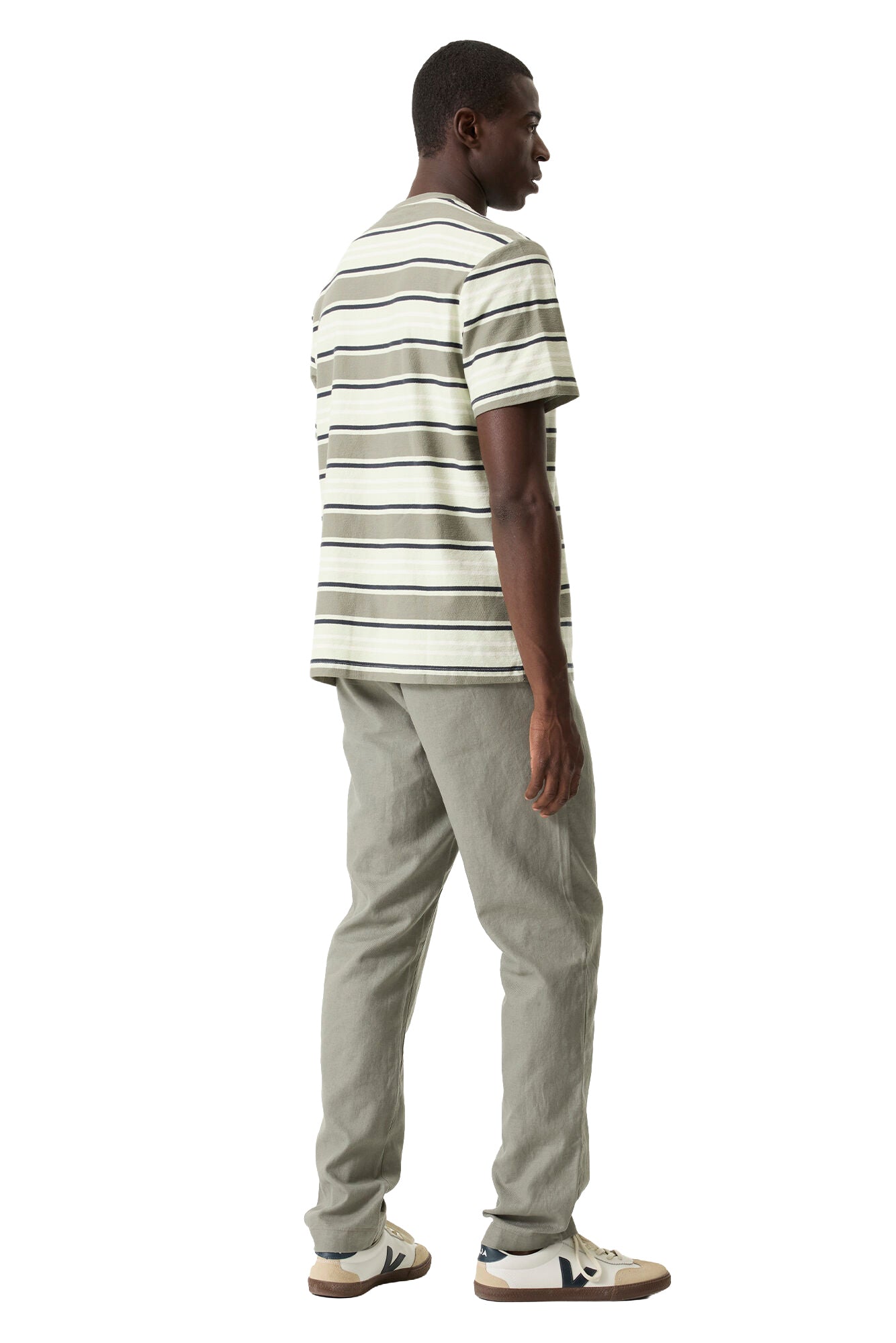 T-Shirt à rayures sauge, crème et marine porté de dos, manches courtes et ourlet droit pour homme par Garcia