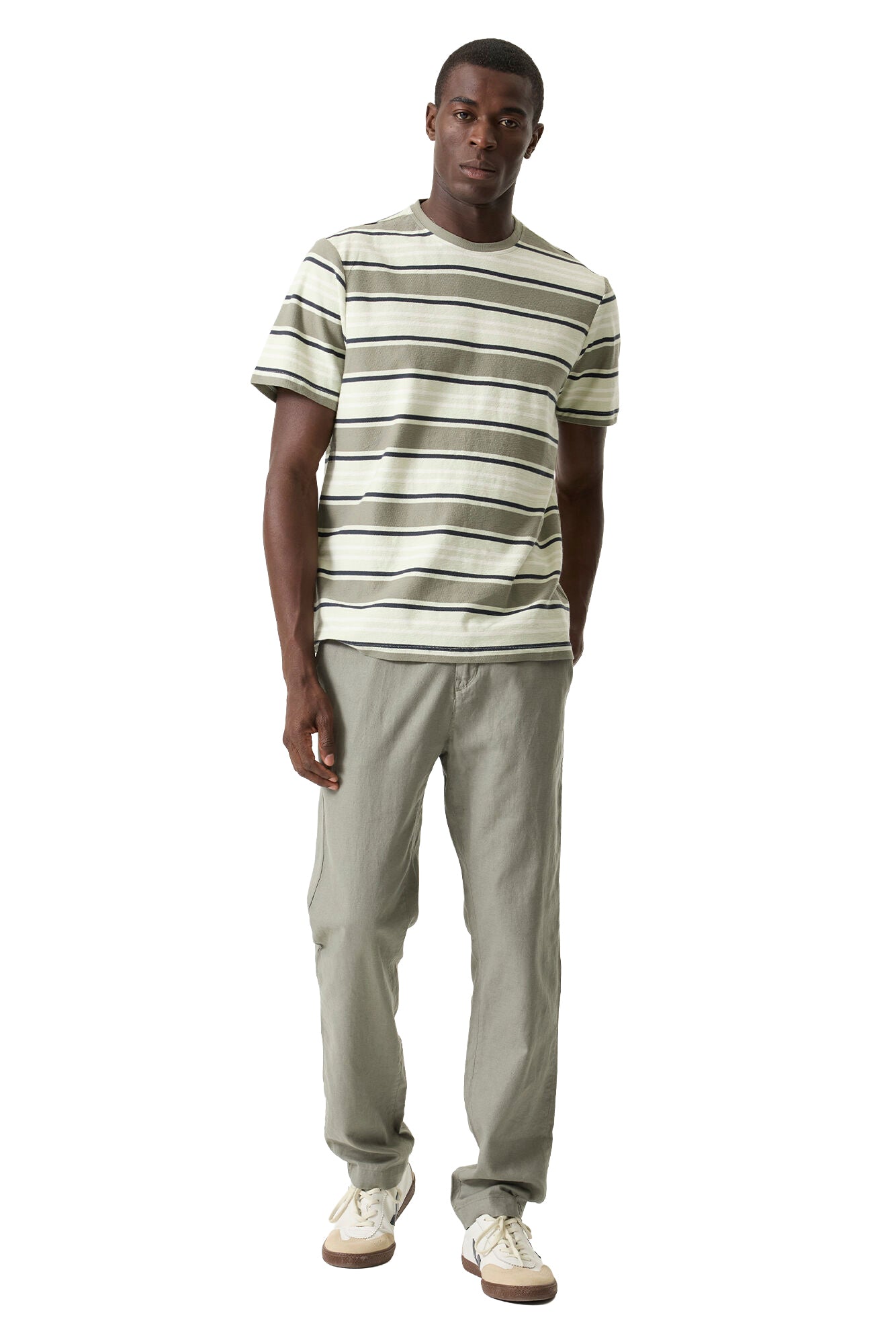 T-Shirt à rayures sauge, crème et marine porté de face, ourlet droit visible pour homme par Garcia
