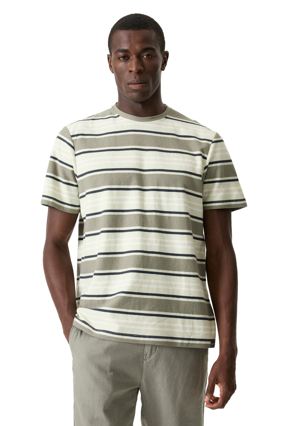 T-Shirt à rayures sauge, crème et marine porté de face, col rond et manches courtes pour homme par Garcia