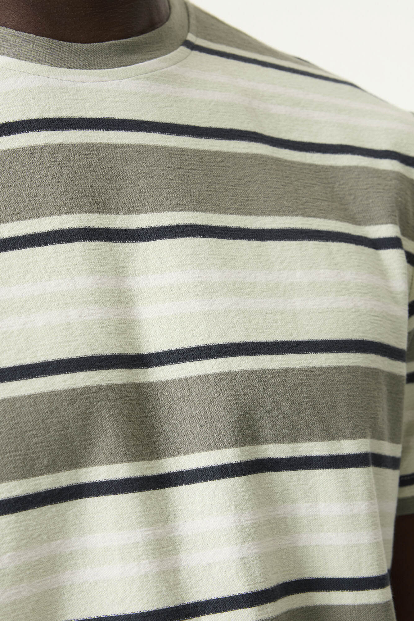 Détail du tissu à rayures sauge, crème et marine avec col rond côtelé pour homme par Garcia