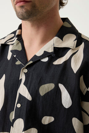 Chemise noire à fleurs, col camp et boutons crème pour homme par Garcia, en gros plan