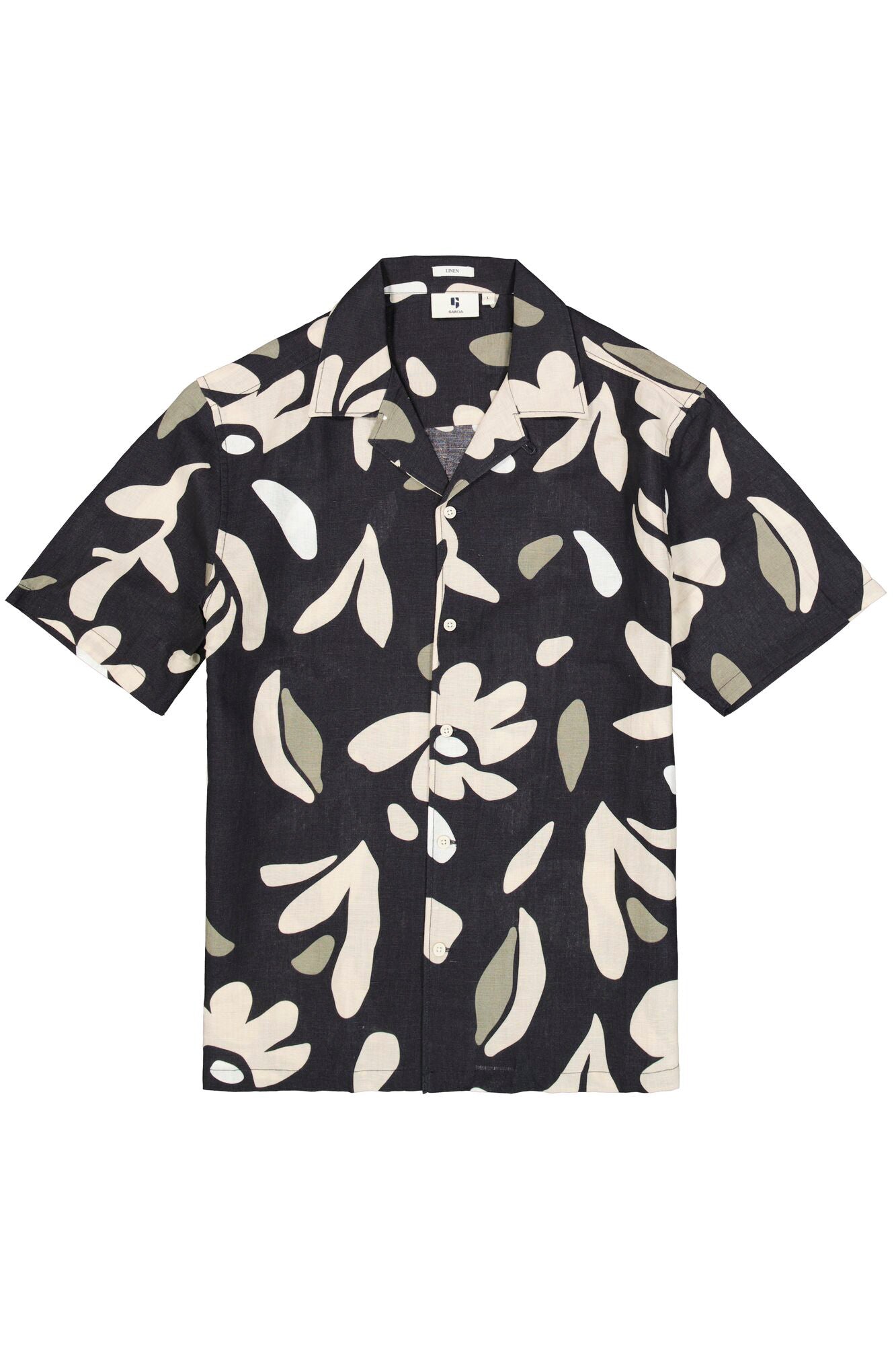 Vue isolée de face de la chemise noire florale à col camp et manches courtes pour homme par Garcia