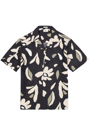Vue isolée de face de la chemise noire florale à col camp et manches courtes pour homme par Garcia