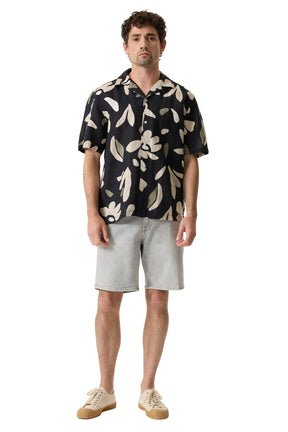 Vue de face plein pied de la chemise noire florale à manches courtes pour homme par Garcia