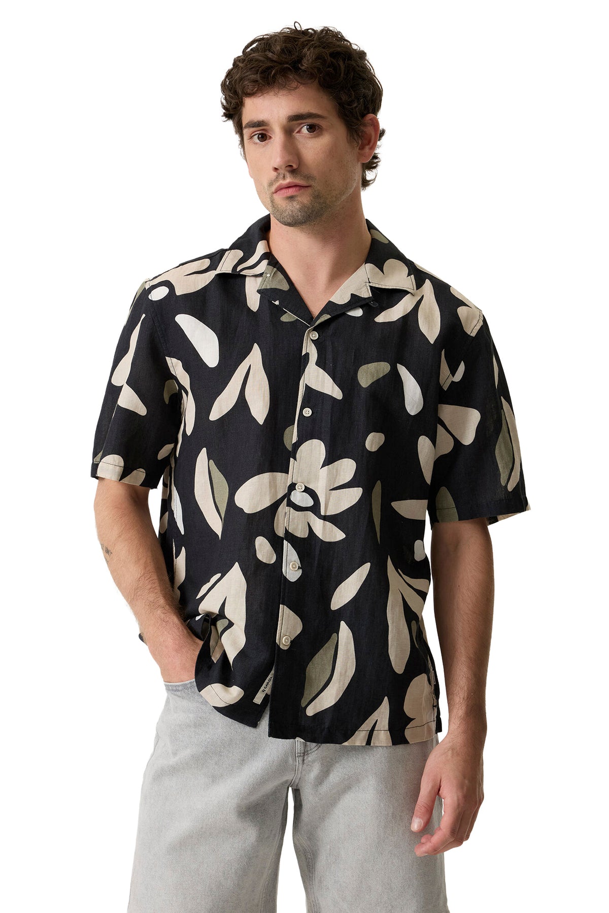 Vue de face de la chemise noire à manches courtes, col camp et motif floral pour homme par Garcia