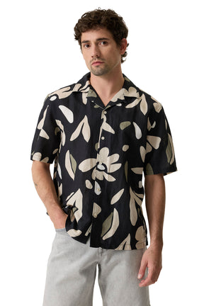 Vue de face de la chemise noire à manches courtes, col camp et motif floral pour homme par Garcia