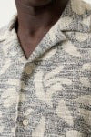Chemise crème à col camp avec texture tropicale noire et boutons pour homme par Garcia, en gros plan