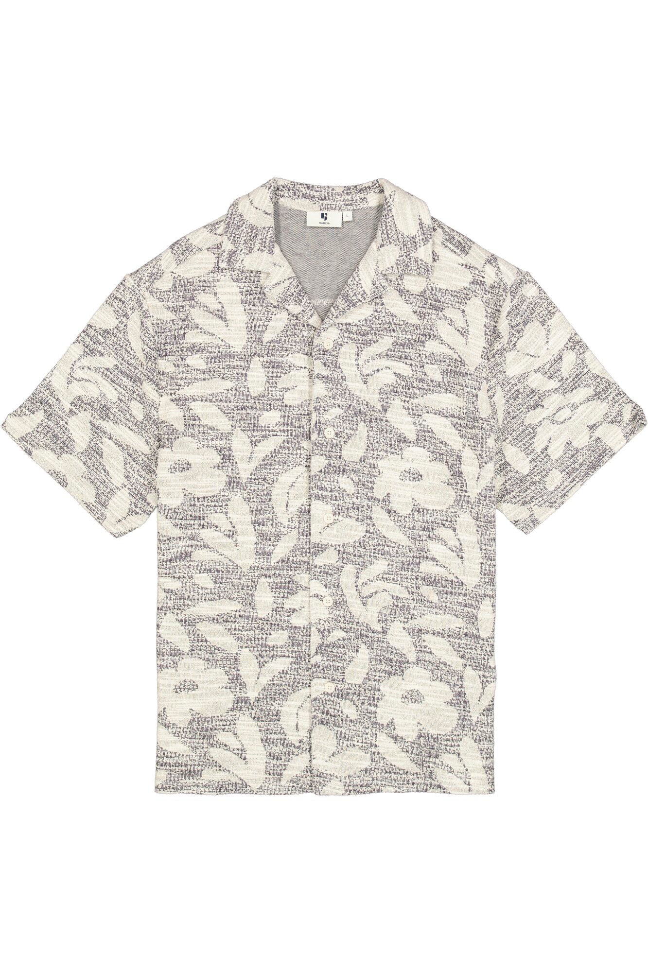 Chemise crème isolée à col camp, manches courtes, boutons et motif tropical noir pour homme par Garcia