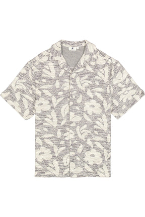 Chemise crème isolée à col camp, manches courtes, boutons et motif tropical noir pour homme par Garcia