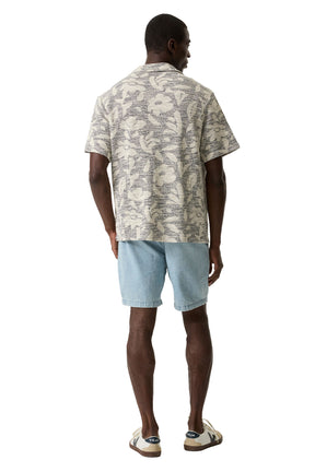 Chemise crème à manches courtes, motif tropical noir et ourlet droit pour homme par Garcia, vue de dos