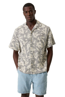 Vue de face d’une chemise crème à col camp, manches courtes et motif tropical noir pour homme par Garcia