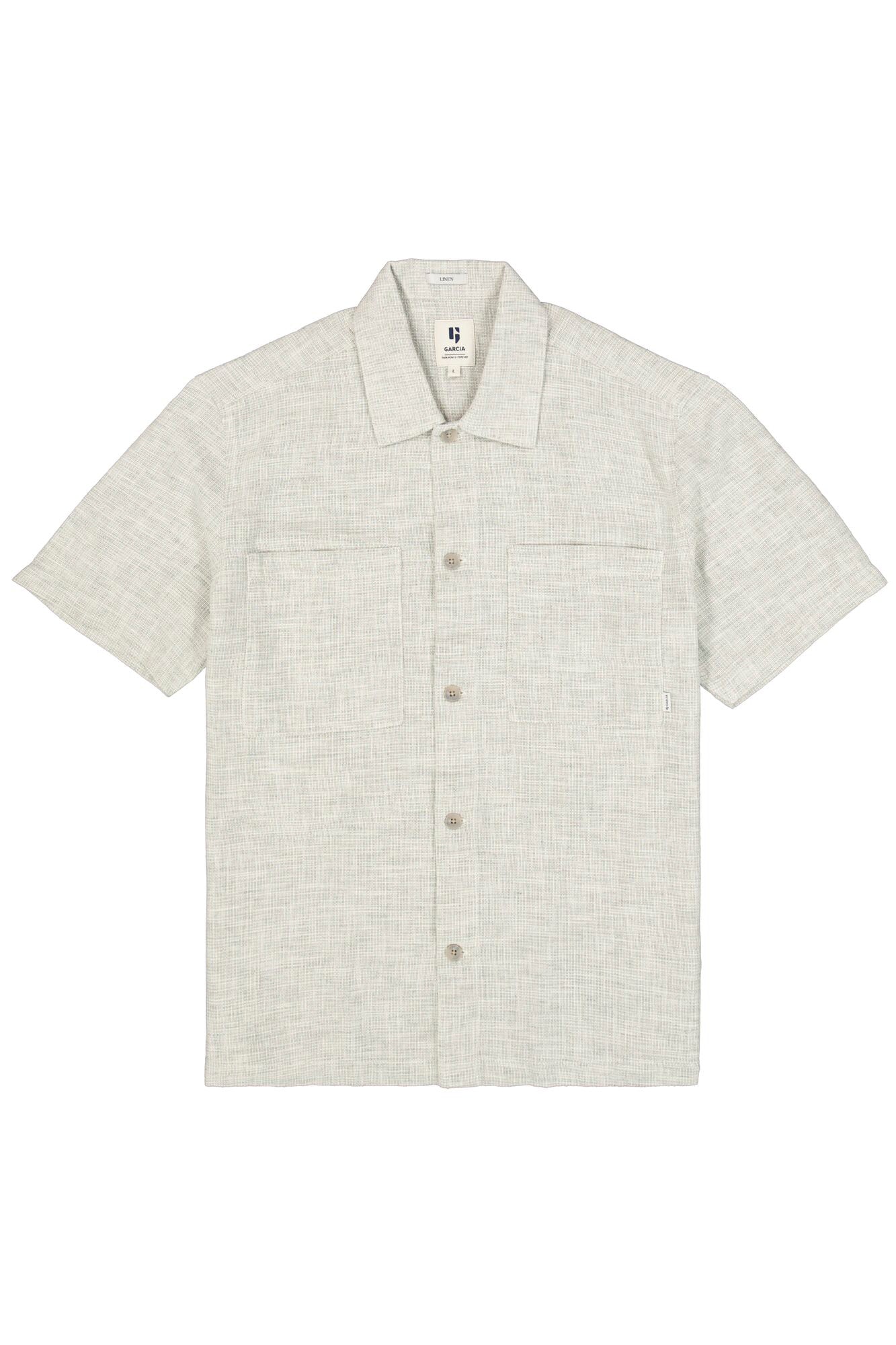Surchemise boutonnée beige à manches courtes, vue de face, poches poitrine et texture tissée pour homme par Garcia