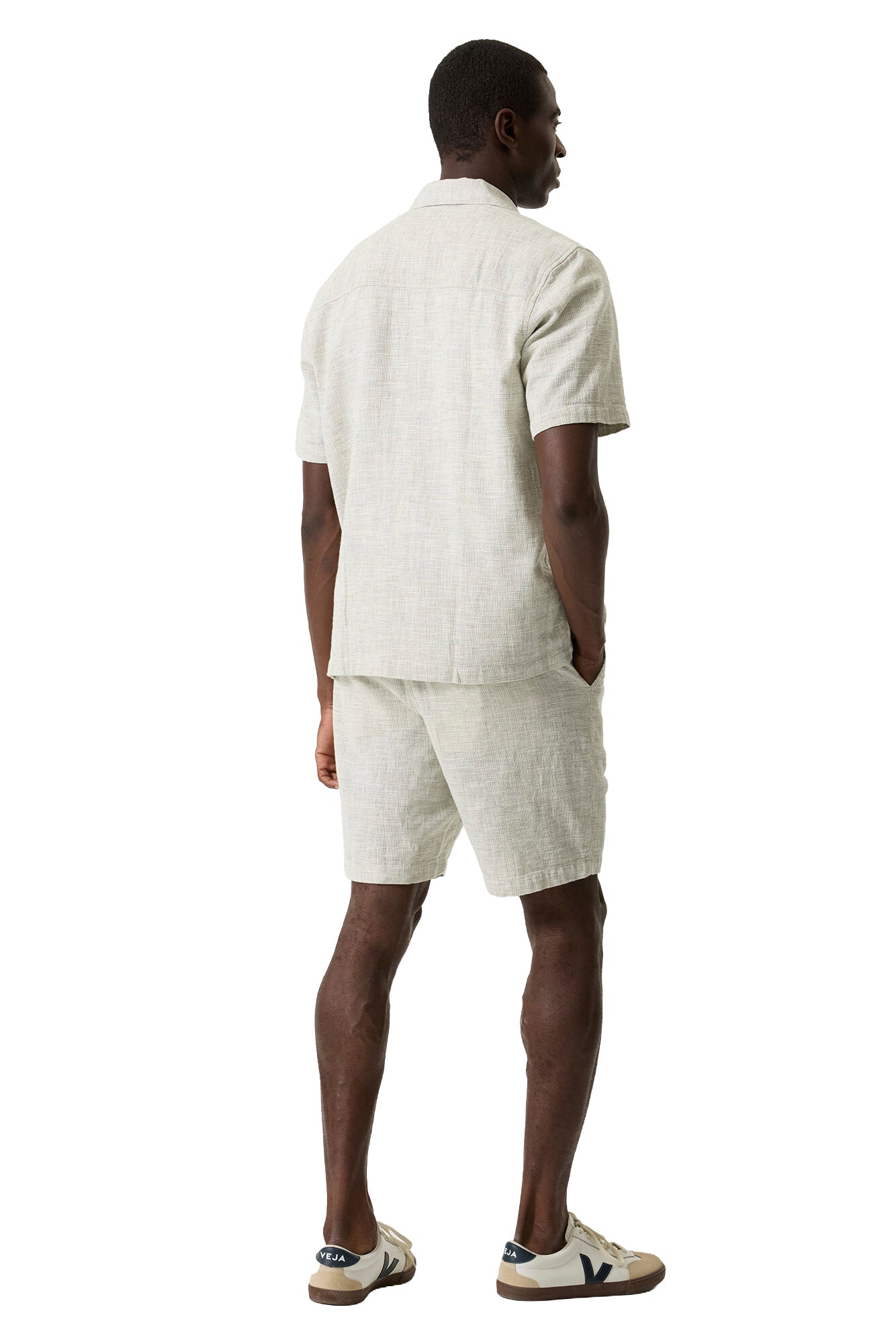 Vue arrière de la surchemise beige à manches courtes, ourlet droit et texture tissée pour homme par Garcia