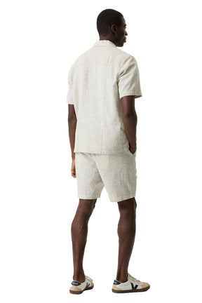 Vue arrière de la surchemise beige à manches courtes, ourlet droit et texture tissée pour homme par Garcia
