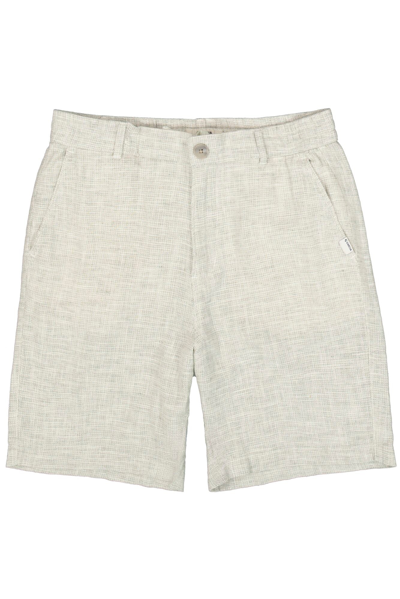 Vue avant de la short jambe droite beige pâle texturée avec passants de ceinture et poches obliques pour homme par Garcia