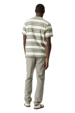 Vue arrière sur mannequin du pantalon droit olive pâle, taille partiellement couverte par un T-Shirt rayé pour homme