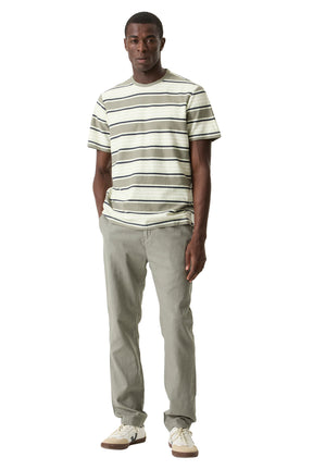 Vue avant sur mannequin du pantalon droit olive pâle porté avec un T-Shirt rayé à manches courtes pour homme par Garcia