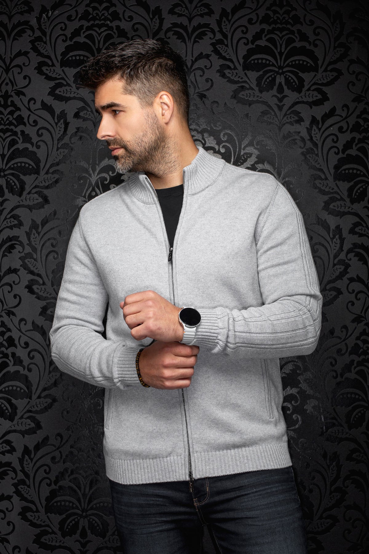 Veste en cachemire zippée en tricot gris pâle avec col montant et ourlet côtelé pour homme par Au Noir, vue avant inclinée