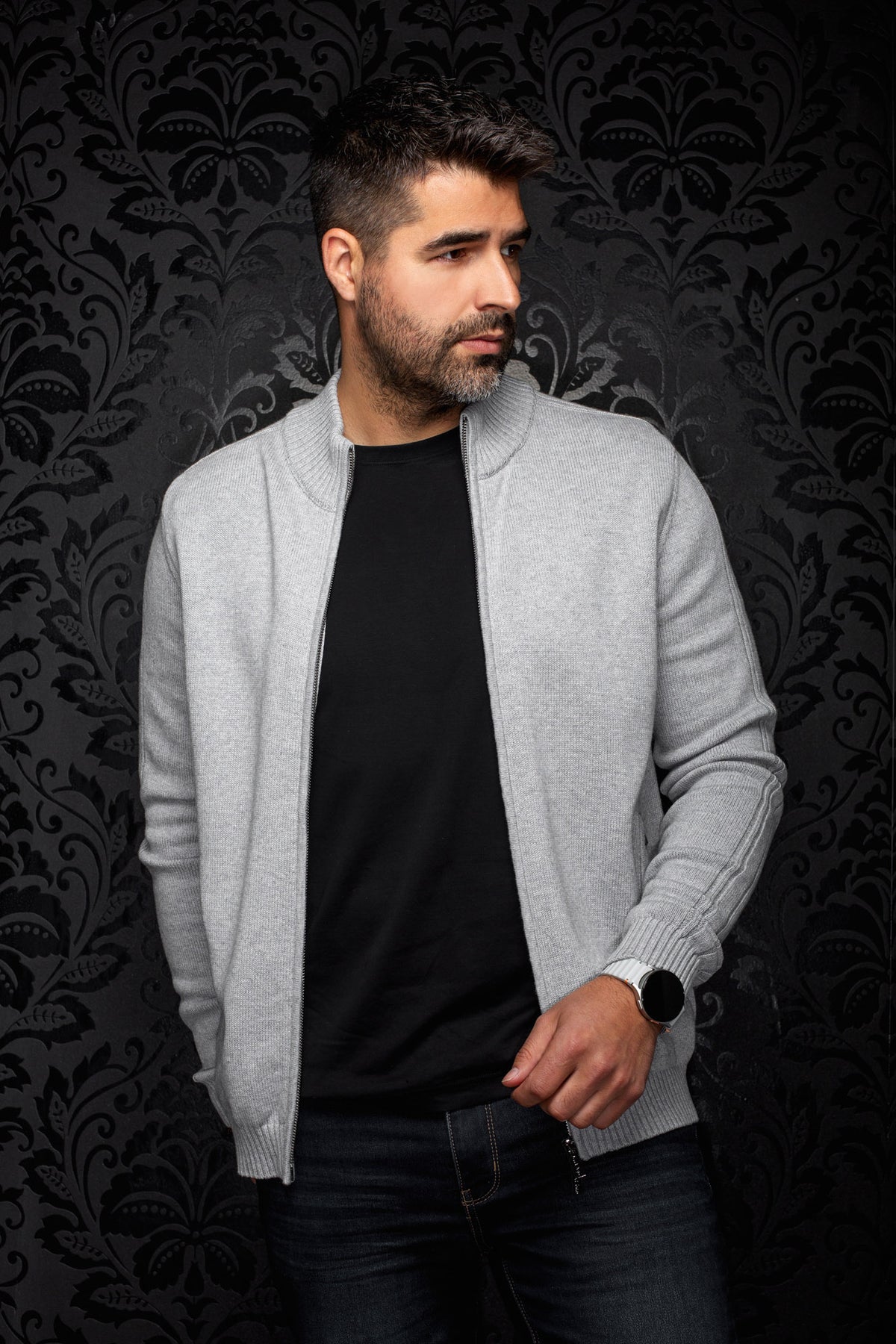 Veste en cachemire zippée en tricot gris pâle portée ouverte, col côtelé pour homme par Au Noir, vue avant