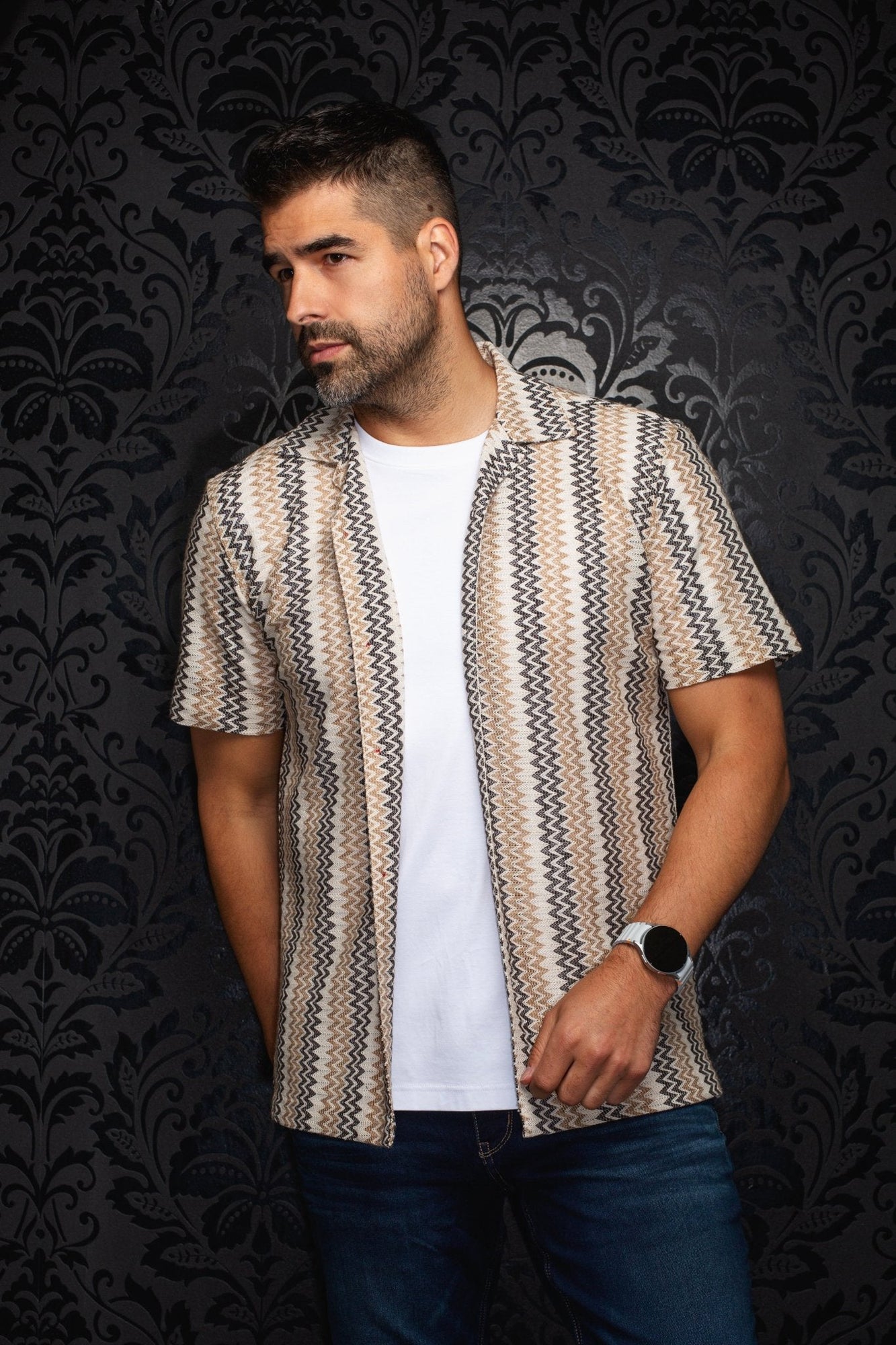 Chemise manches courtes à col ouvert pour homme par Au Noir | RAJ-T Beige | Boutique Vvög, inventaire complet de la marque Au Noir