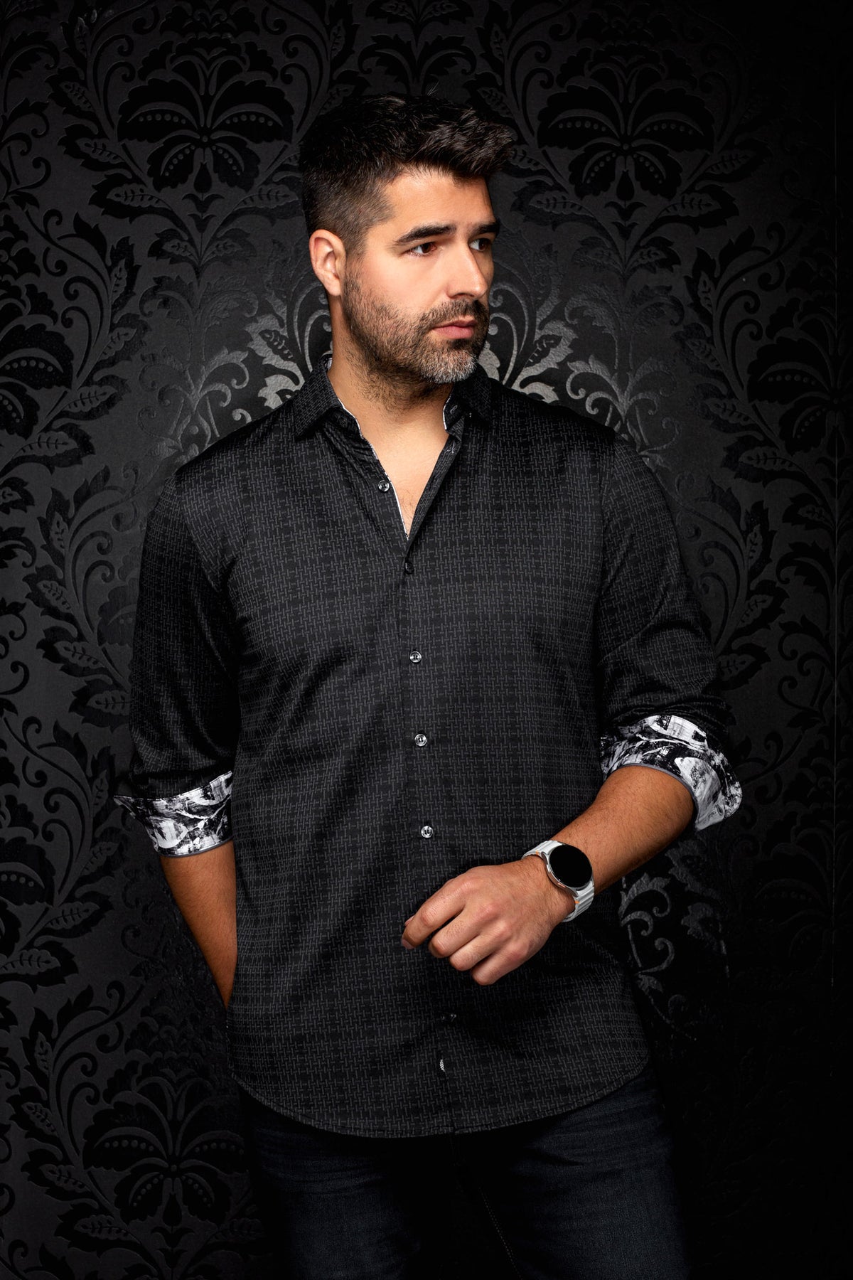 Chemise noire à motif avec poignets roulés à imprimé contrastant pour homme par Au Noir, vue en angle