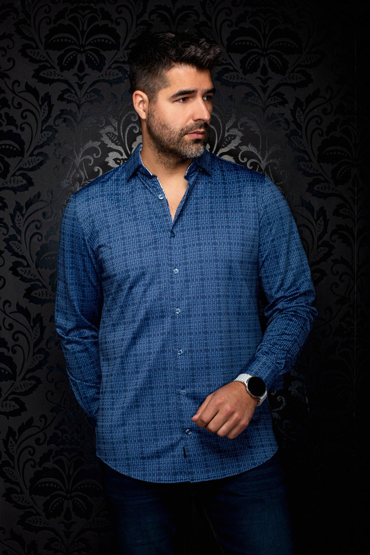 Vue de face d’une chemise bleue à manches longues boutonnée avec motif géométrique bleu pâle pour homme par Au Noir