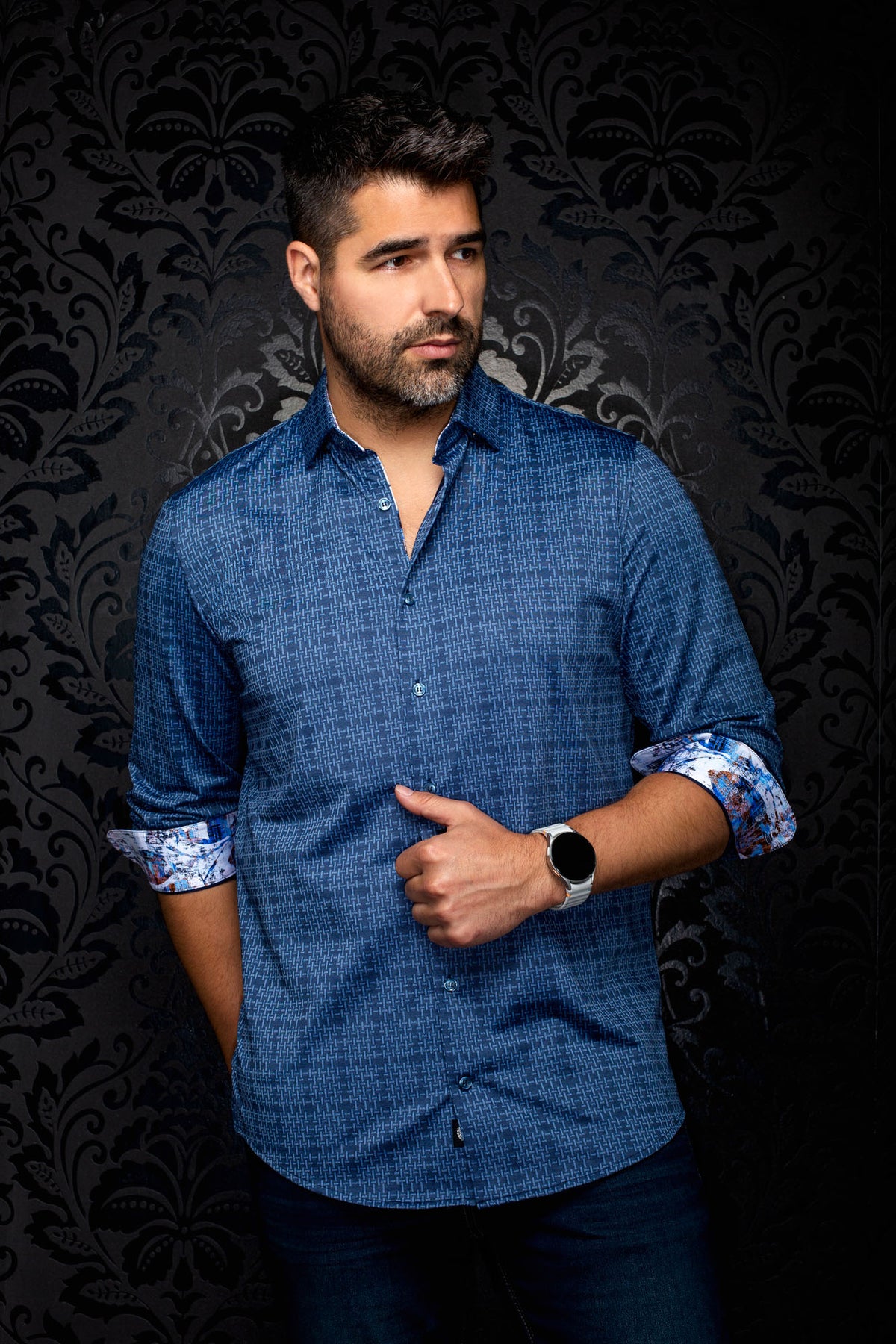 Sur mannequin de face, la chemise bleue à manches longues, motif géométrique bleu pâle pour homme par Au Noir