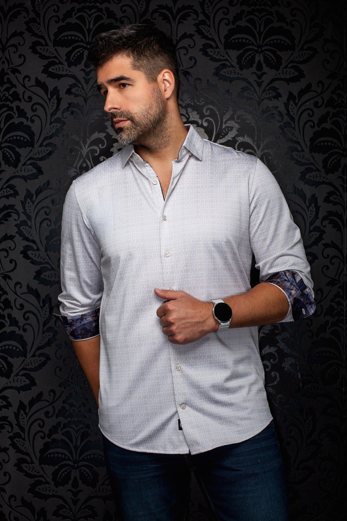 Vue de cote, chemise boutonnée gris pâle à motif, vue de biais avec manches roulées pour homme par Au Noir