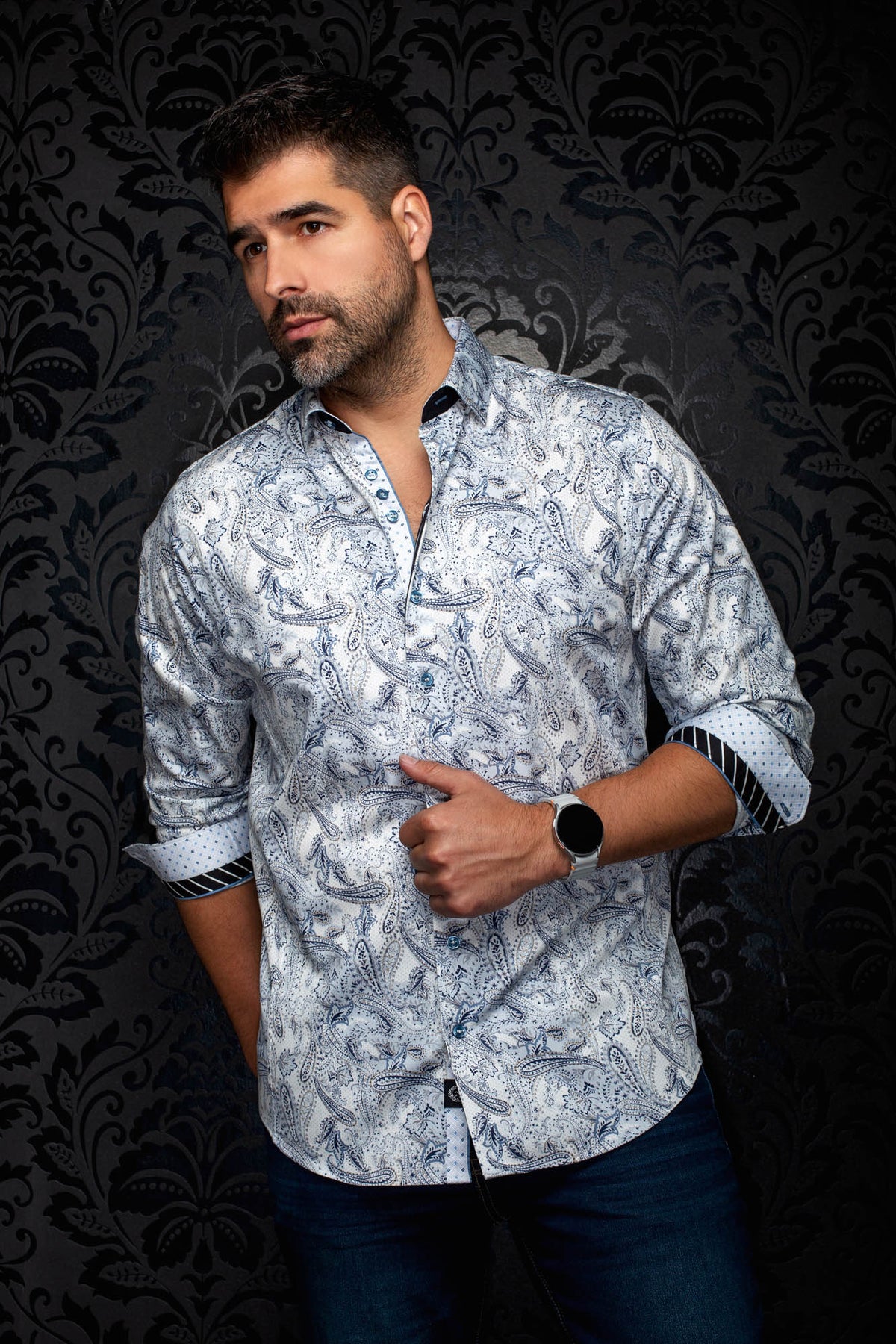 Chemise blanche et bleue à motif cachemire, manches roulées et poignets contrastants pour homme par Au Noir, vue de face