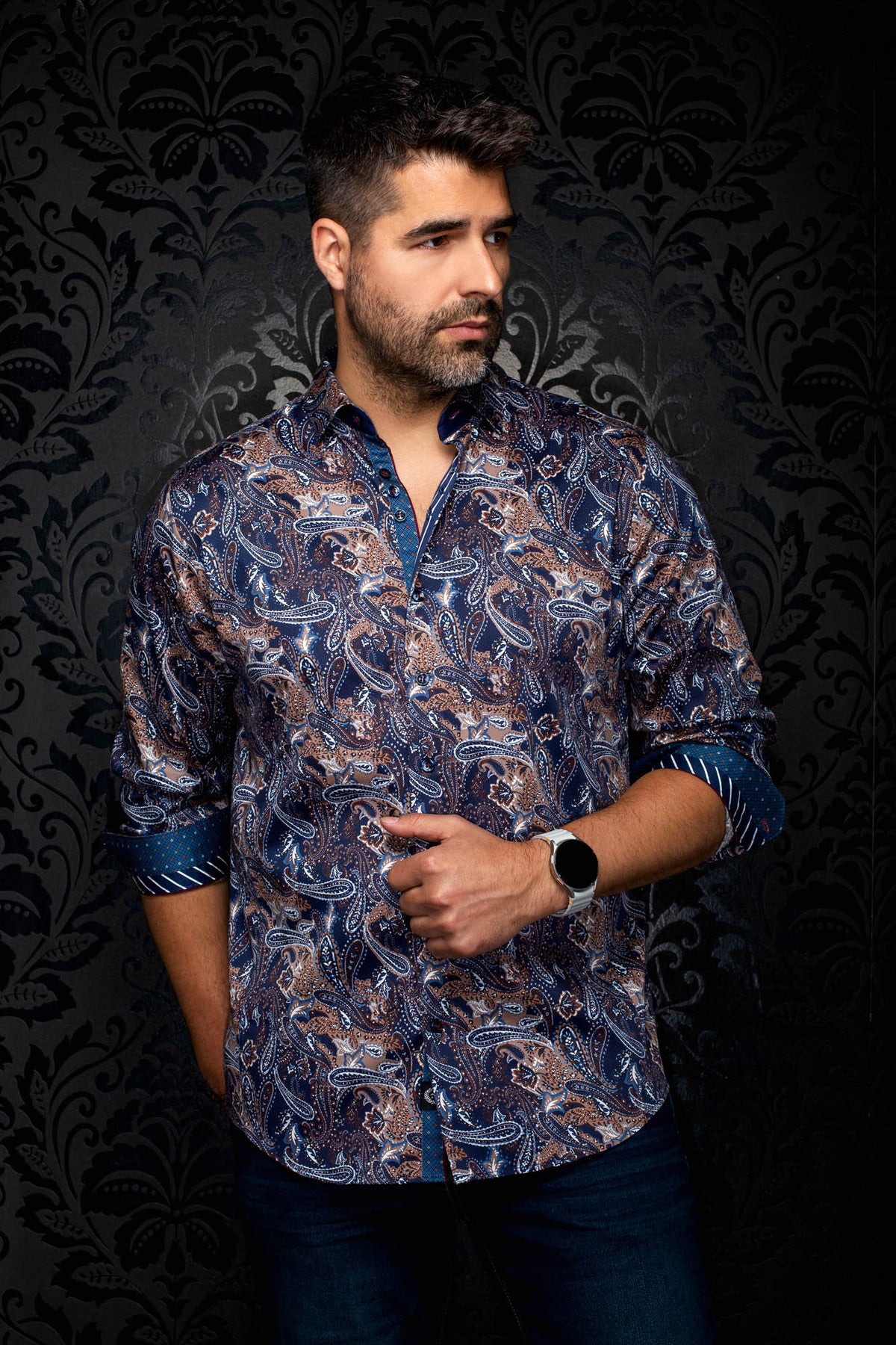 Chemise paisley marine à poignets roulés et patte contrastante pour homme par Au Noir, vue de face