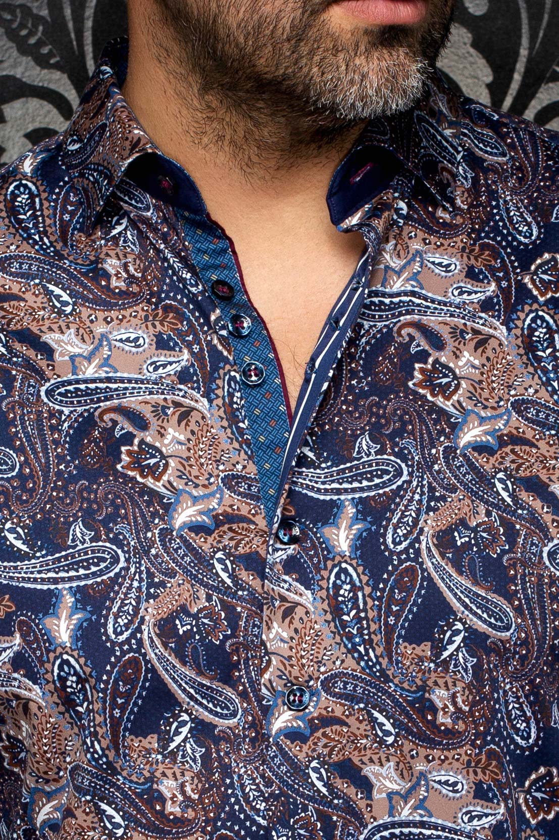 Chemise paisley marine, col, boutons et garniture intérieure contrastante pour homme par Au Noir, en gros plan