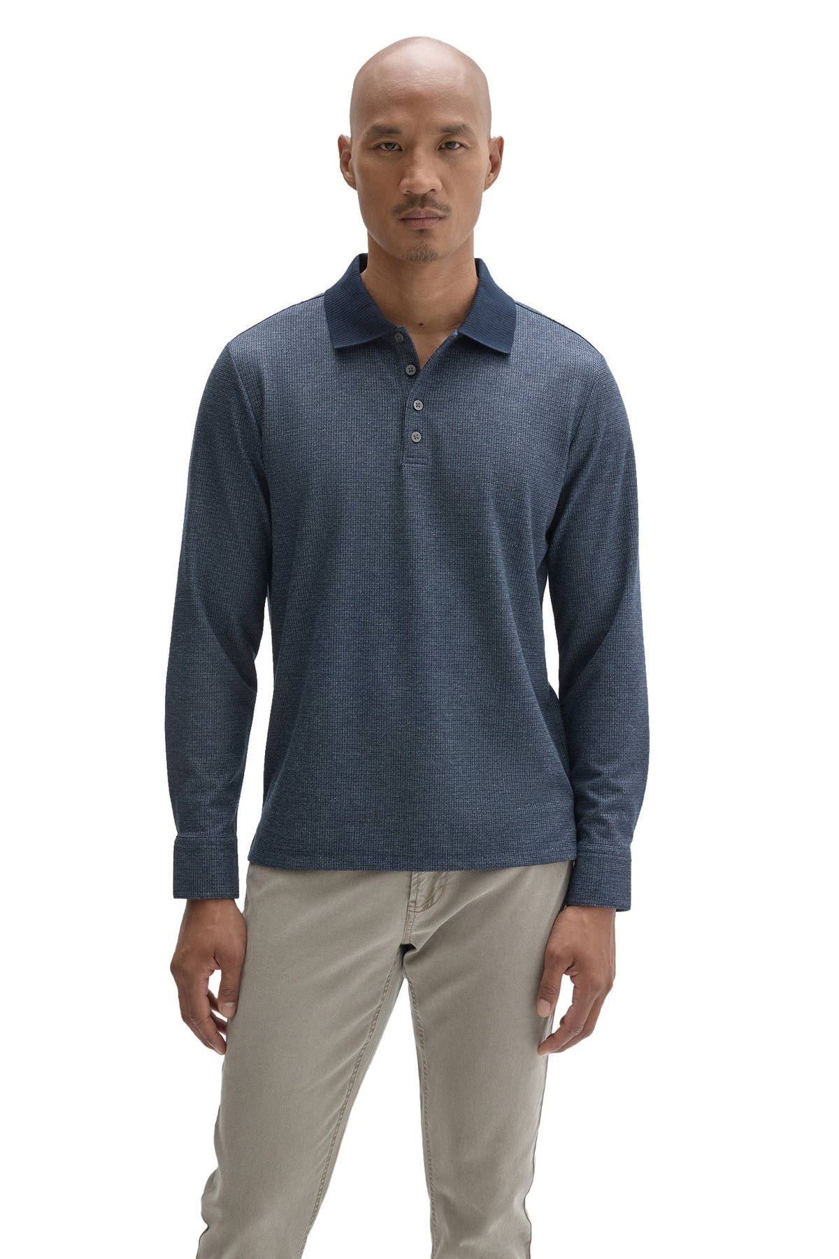 Polo bleu texturé à manches longues, col côtelé foncé et patte boutonnée pour homme par Robert Barakett, vue de face