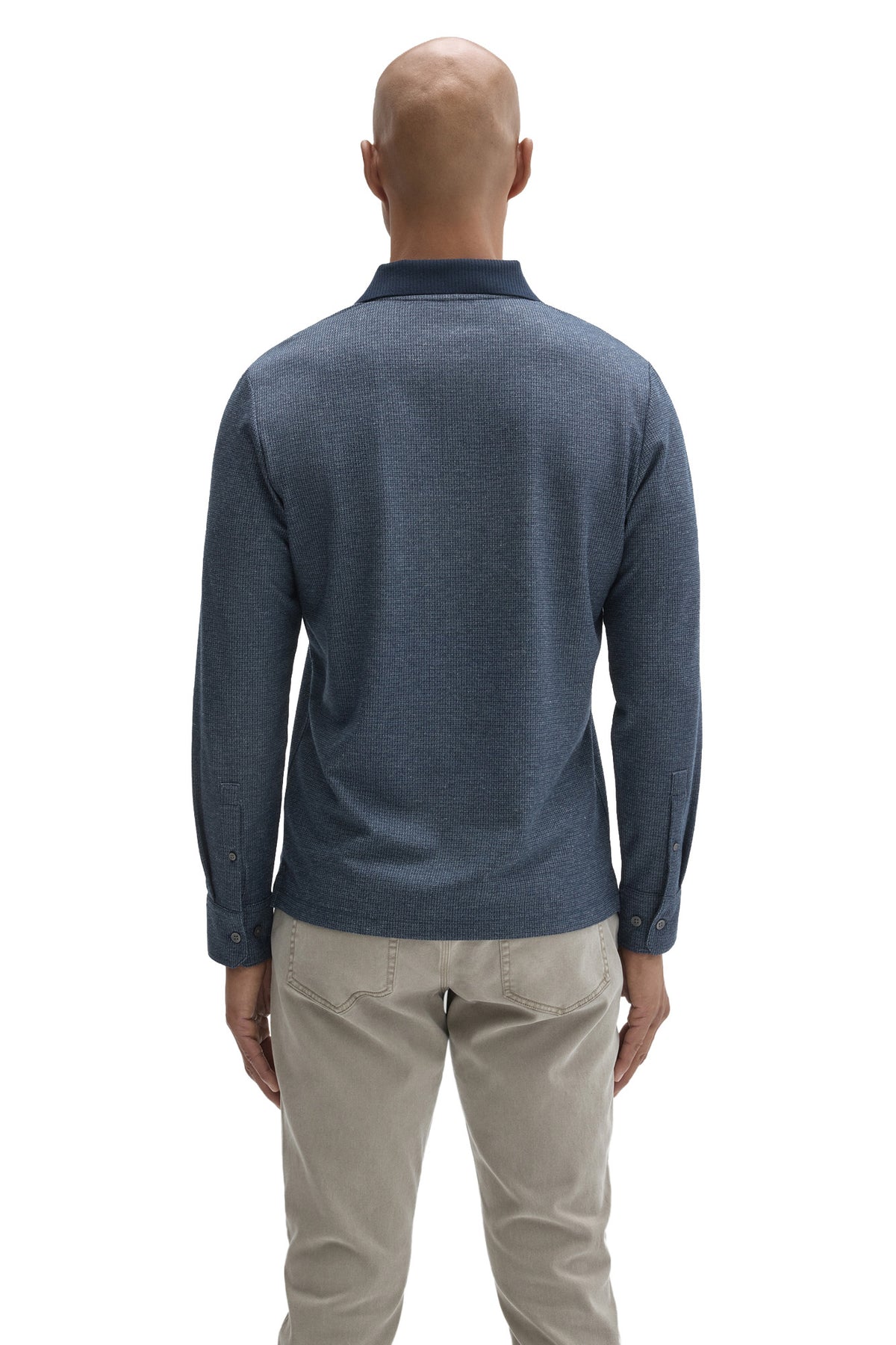 Polo bleu texturé à manches longues, col côtelé foncé et poignets boutonnés pour homme par Robert Barakett, vue de dos