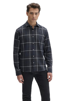 Vue avant d’une chemise à manches longues marine charbon à carreaux fenêtre, boutonnée pour homme par Robert Barakett