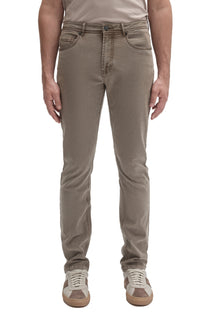 Jean droit ajusté gris taupe avec cinq poches et surpiqûres contrastantes pour homme par Robert Barakett, vue avant