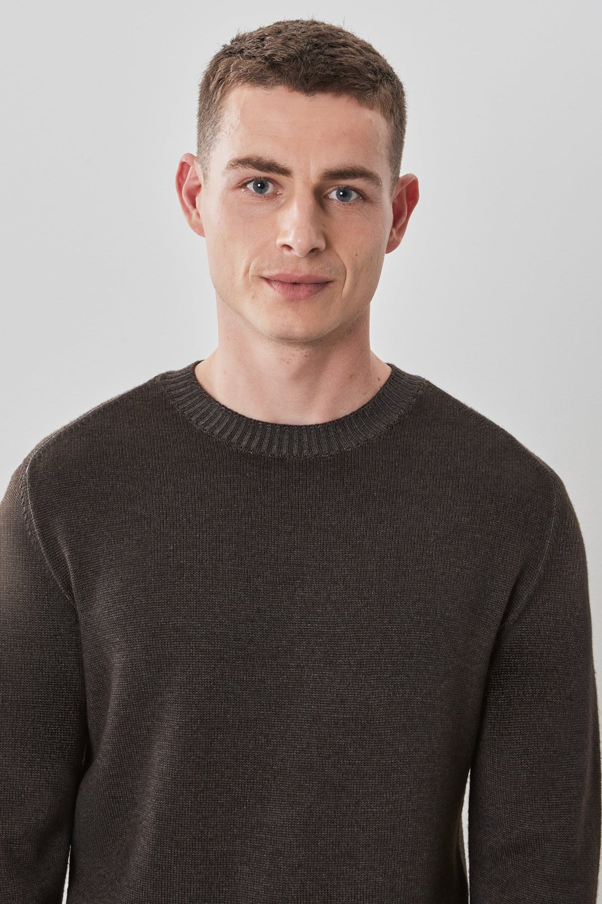 Chandail M.L. col rond pour homme par Robert Barakett | RB32345 Bertona Brun | Boutique Vvög, vêtements mode pour homme et femme