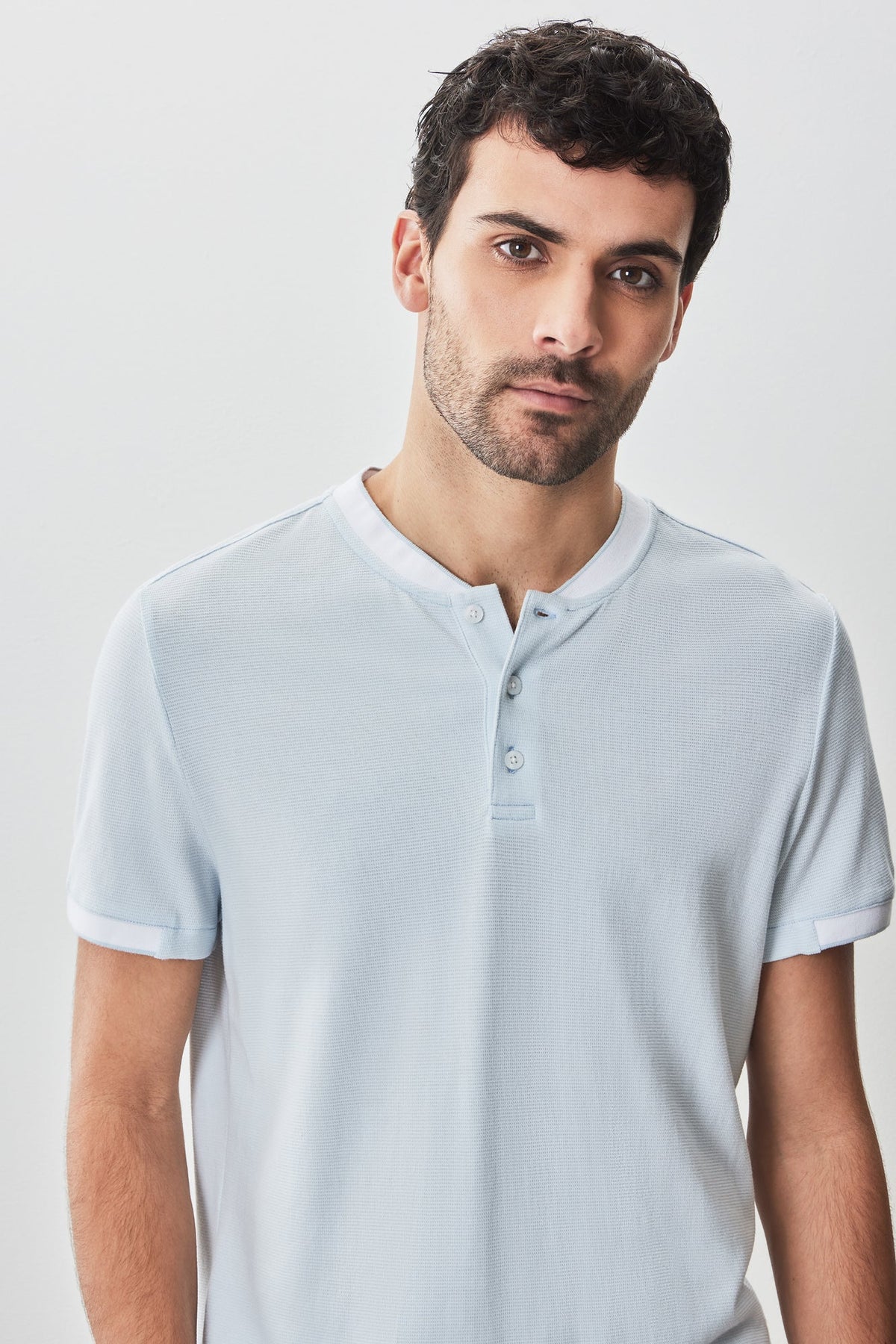 Pull Henley pour homme par Robert Barakett | RB51166 Tessio Bleu Clair | Boutique Vvög, vêtements mode pour homme et femme